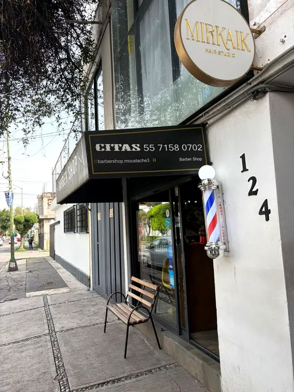 Entrada de una barbería en Buenavista 124