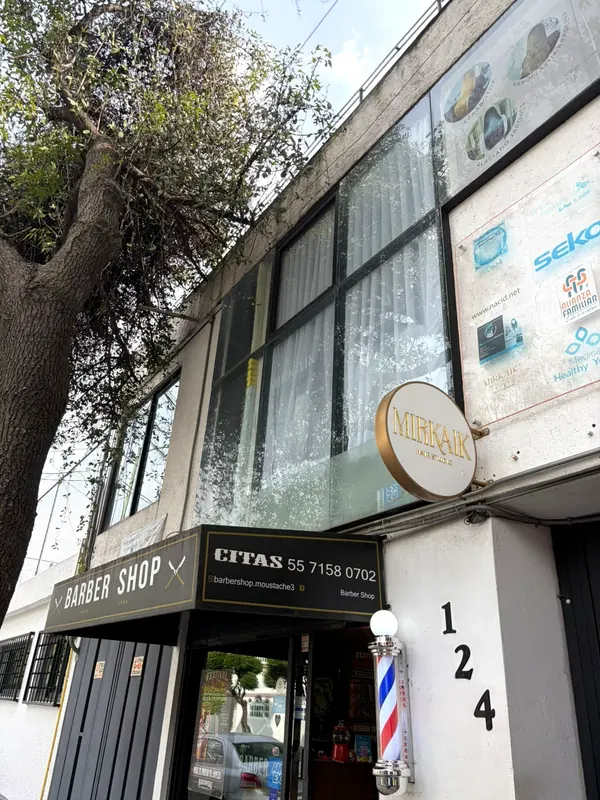 Fachada de Buenavista 124 con sus locales a la calle